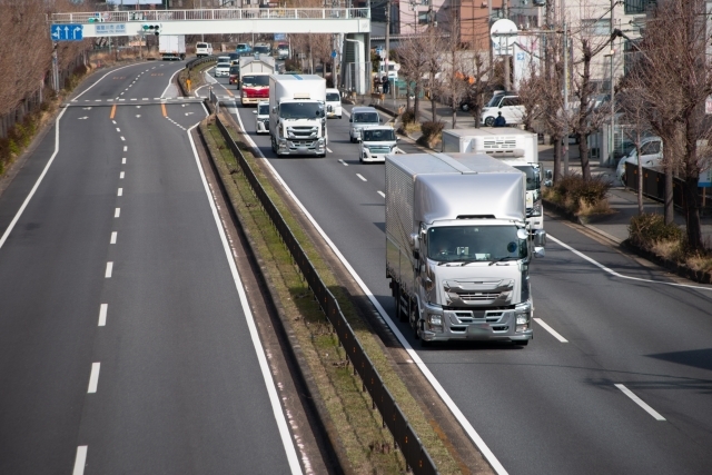 道路を走るトラック、運送業のイメージ画像