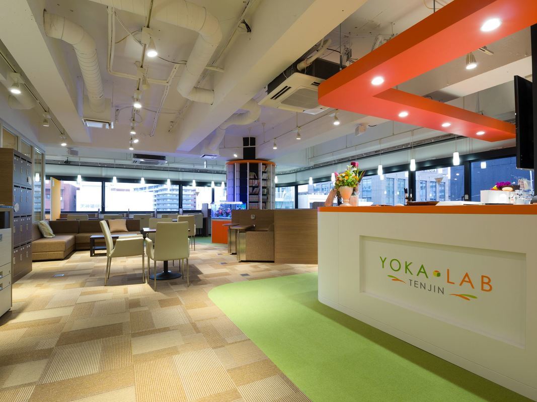 ヨカラボ天神のコワーキングスペースの風景です。配管をむき出しにした天井ながらとてもおしゃれな空間のコワーキングスペースです。