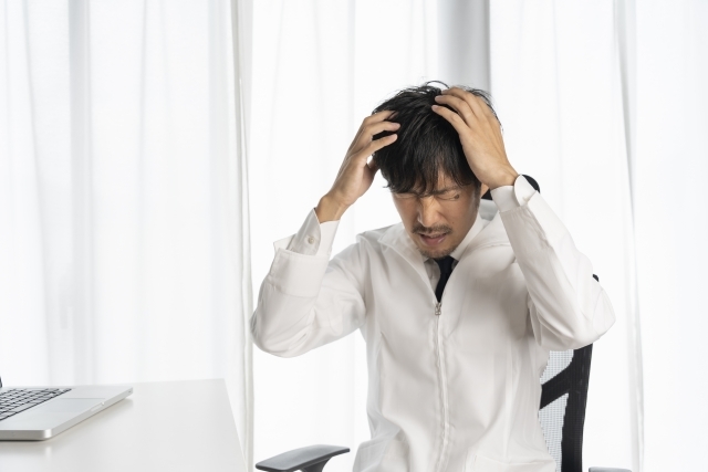 頭を抱える経営者の画像